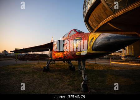 Belgrad, Serbien – 24. Januar 2020: Altes Flugzeug, das außerhalb des Luftfahrtmuseums in der Nähe des Nikola-Tesla-Flughafens in Belgrad, Serbien, ausgestellt ist. Stockfoto