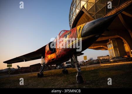 Belgrad, Serbien – 24. Januar 2020: Altes Flugzeug, das außerhalb des Luftfahrtmuseums in der Nähe des Nikola-Tesla-Flughafens in Belgrad, Serbien, ausgestellt ist. Stockfoto