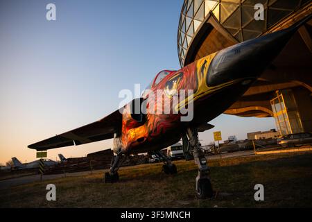 Belgrad, Serbien – 24. Januar 2020: Altes Flugzeug, das außerhalb des Luftfahrtmuseums in der Nähe des Nikola-Tesla-Flughafens in Belgrad, Serbien, ausgestellt ist. Stockfoto