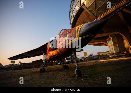 Belgrad, Serbien – 24. Januar 2020: Altes Flugzeug, das außerhalb des Luftfahrtmuseums in der Nähe des Nikola-Tesla-Flughafens in Belgrad, Serbien, ausgestellt ist. Stockfoto