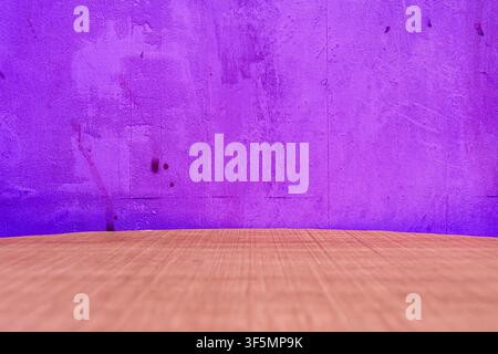 Abstrakter dunkler violetter Hintergrund mit Holztisch Stockfoto