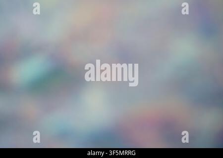Eine verschwommene, unscharfe abstrakte Textur mit gedämpften blauen, grauen und warmen irisierenden Tönen. Ideal für Website-Header, minimalistische Hintergründe oder Kreative Stockfoto