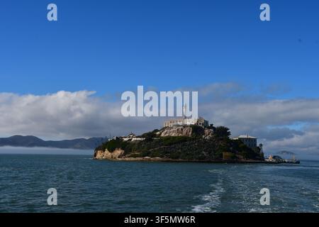 Alcatraz-Insel und ehemaliges Bundesgefängnis, gesehen über die Bucht von San Francisco, Kalifornien, USA Stockfoto