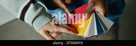 Designer wählen Wandfarben für die Hausrenovierung Stockfoto