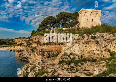 Der Wachturm von Incisa steht auf Kalksteinklippen über der Cala Incine-Bucht, umgeben von Pinien und azurblauem Himmel. Monopoli, Provinz Bari, Puglia, Italien, Eur Stockfoto