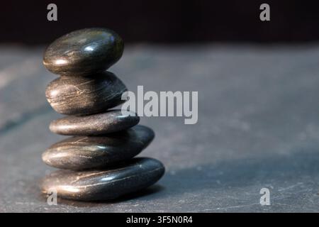 Ausgewogenes Steinstapel in natürlichen Farben, Zen-Felsformation mit Platz für Text, minimalistisches Achtsamkeitsmeditationskonzept Stockfoto