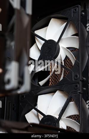 Urdorf, Schweiz, 29. Juli 2026. Detaillierte Ansicht von zwei arktischen PC-Gehäuse-Lüftern mit weißen Lüfterblättern und schwarzen Rahmen, die in einem Com installiert sind Stockfoto