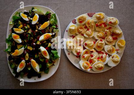 Brunch-Teller mit Eiern und Mayonnaise und gemischtem Gemüsesalat, garniert mit gehacktem Gemüse. Stockfoto