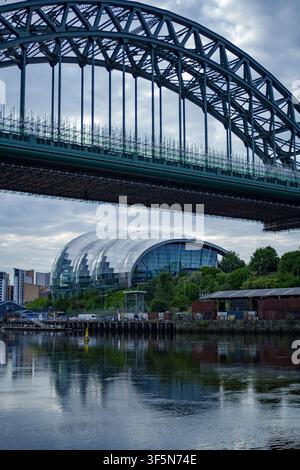 Eine vertikale Landschaft, die die markante geschwungene, schimmernde Glasfassade des Glasshouse International Centre for Music (ehemals Sage Gateshe) einfängt Stockfoto