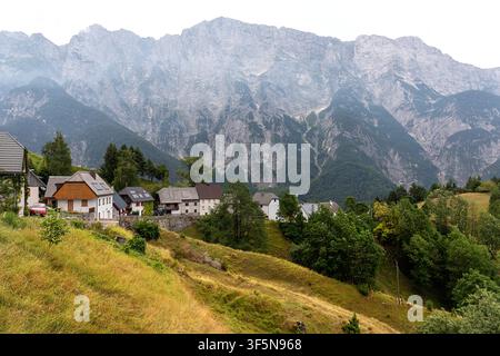 Das Dorf Strmec mit traditioneller Architektur und einem fantastischen Blick auf die Julischen Alpen im Triglav-Nationalpark, Slowenien. Stockfoto