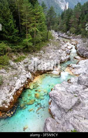 Spektakulärer Koritnica-Fluss mit smaragdgrünem Wasser, umgeben von einer alpinen Berglandschaft im Triglav-Nationalpark, Slowenien. Stockfoto