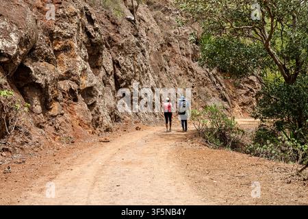 Zwei Personen wandern auf einem unebenen Feldweg Stockfoto