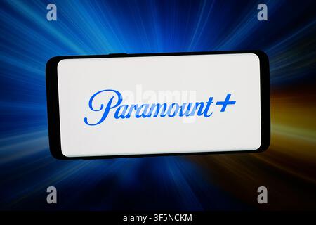 Stuttgart, Deutschland - 07-24-2026: In dieser Fotoillustration wird das Logo des US-Video-Streaming-Dienstes ParamountPlus auf einem Smartphone angezeigt Stockfoto