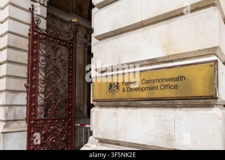 Schild des Auswärtigen Amts, des Commonwealth und des Entwicklungsministeriums. London, UK, 16. März 2024 Stockfoto