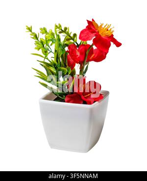Künstliche rote Blumen mit lebendigen grünen Blättern, gepflanzt in einem kleinen dekorativen Topf Stockfoto