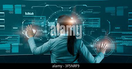 Intelligente Geschäftstechnologien. Collage der Unternehmerin mit virtueller Steuertafel mit Finanzdaten, Rückansicht Stockfoto