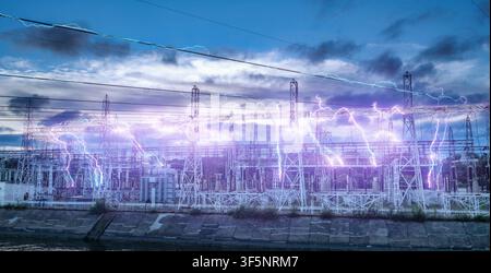 Dramatische elektrische Entladung beleuchtet eine Umspannstation und Hochspannungsleitungen unter einem stürmischen Himmel und symbolisiert rohe Energie und moderne Technologie. Stockfoto