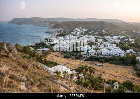 Panoramic Blick auf das Dorf Agua Amarga vom alten Mineral-Lader bei einem dunstigen Sommersonnenuntergang in Almeria, Spanien Stockfoto