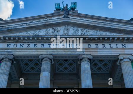 Nahaufnahme der neoklassizistischen Fassade des Konzerthauses Berlin am Gendarmenmarkt, Deutschland. Stockfoto