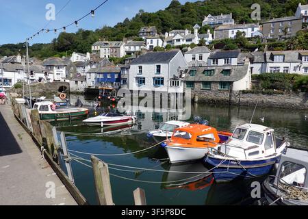 Blick über den Hafen von Polperro, Cornwall, im Sommer Stockfoto