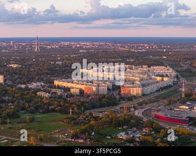 Dronansicht des Wohngebiets Ziepniekkalns in Riga zur Goldenen Stunde Stockfoto