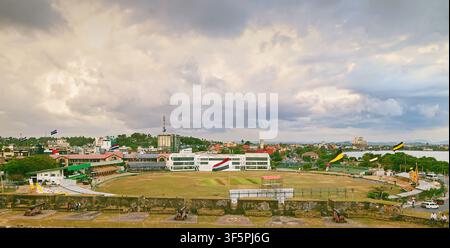 Panoramische Ansicht des Galle International Cricket Stadiums, gesehen von der Mauer von Galle Fort. Heller bewölkter Himmel im Sommer. Stadt Galle, Sri Lanka Stockfoto