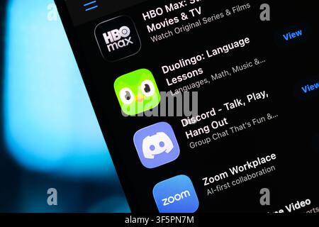 Kanada. 03. Aug., 2026. In dieser Foto-Illustration werden die Logos von HBO Max, Duolingo, Discord und Zoom auf einem Smartphone-Bildschirm im Apple App Store angezeigt. (Foto von Thomas Fuller/SOPA Images/Sipa USA) *** Streng nur für redaktionelle Nachrichtenzwecke *** Kredit: Sipa USA/Alamy Live News Stockfoto