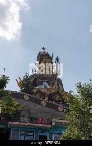Mandi, Himachal Pradesh, Indien – 16. Mai 2026: Eine Nahaufnahme im Hochformat der riesigen Statue von Padmasambhava (Guru Rinpoche) in Rewalsar. Stockfoto