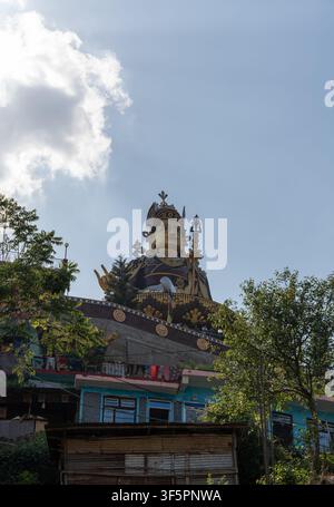 Mandi, Himachal Pradesh, Indien – 16. Mai 2026: Eine vertikale Aufnahme aus niedriger Perspektive der riesigen Padmasambhava-Statue (Guru Rinpoche) in Rewalsar. Stockfoto
