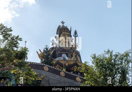 Mandi, Himachal Pradesh, Indien – 16. Mai 2026: Eine horizontale Niedrigwinkelaufnahme der riesigen Padmasambhava-Statue (Guru Rinpoche) in Rewalsar. Stockfoto