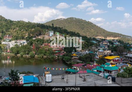 Mandi, Himachal Pradesh, Indien - 16. Mai 2026: Eine Hochwinkel-Landschaftsaufnahme des Rewalsar-Sees (Tso Pema) mit dem Gurdwara Sri Rewalsar Sahib. Stockfoto