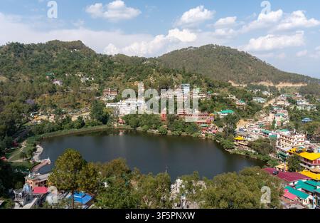 Mandi, Himachal Pradesh, Indien - 16. Mai 2026: Eine weite, hochwinklige Landschaftsaufnahme des Rewalsar-Sees (Tso Pema) mit dem Gurdwara Sri Rewalsar Sahib. Stockfoto