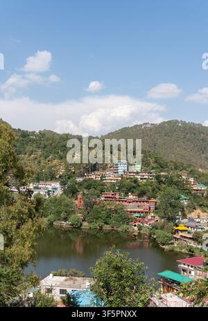Mandi, Himachal Pradesh, Indien – 16. Mai 2026: Eine vertikale Hochwinkelaufnahme des Rewalsar-Sees (Tso Pema) mit dem Gurdwara Sri Rewalsar Sahib. Stockfoto