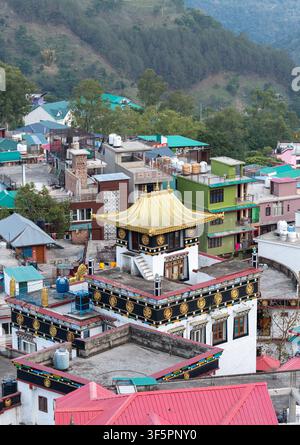 Mandi, Himachal Pradesh, Indien - 16. Mai 2026: Eine Nahaufnahme aus hohem Winkel, die sich auf die Tso-Pema Ogyen Heru-kai Nyingmapa Gompa, ein Nyingma-Kloster, konzentriert. Stockfoto