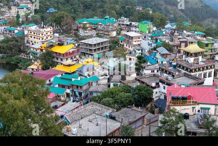Mandi, Himachal Pradesh, Indien – 16. Mai 2026: Eine weite, hochwinklige Landschaftsansicht des Tso-Pema Ogyen Heru-kai Nyingmapa Gompa, eines Nyingma-Klosters. Stockfoto