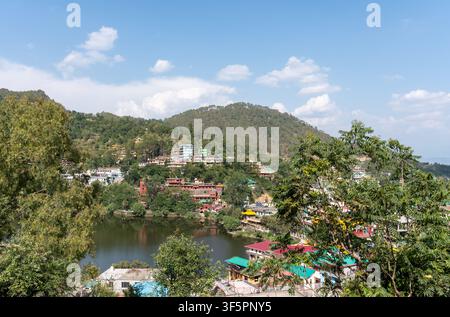 Mandi, Himachal Pradesh, Indien - 16. Mai 2026: Eine weite, hochwinklige Landschaftsaufnahme des Rewalsar-Sees (Tso Pema) mit dem Gurdwara Sri Rewalsar Sahib. Stockfoto