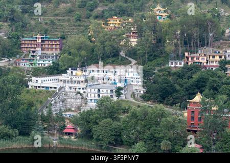 Mandi, Himachal Pradesh, Indien - 16. Mai 2026: Eine Nahaufnahme aus hohem Winkel mit Landschaftsmotiv, die Gurdwara Sri Rewalsar Sahib und das tibetische Kloster zeigt. Stockfoto