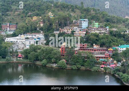 Mandi, Himachal Pradesh, Indien - 16. Mai 2026: Eine Hochwinkel-Landschaftsaufnahme des Rewalsar-Sees (Tso Pema) mit tibetisch-buddhistischen Klöstern. Stockfoto