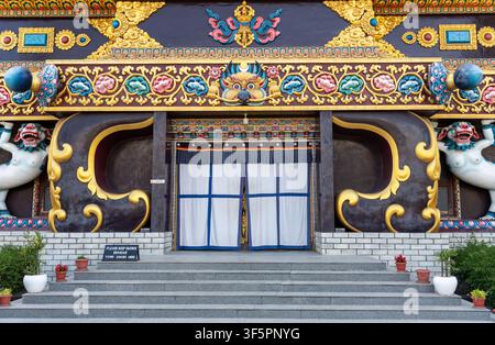 Mandi, Himachal Pradesh, Indien – 16. Mai 2026: Eine Nahaufnahme, die sich auf den kunstvoll verzierten Eingangsteil der Padmasambhava-(Guru-Rinpoche)-Statue konzentriert. Stockfoto