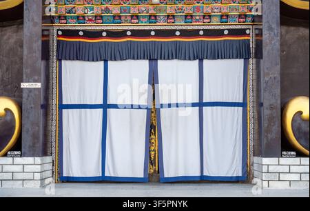 Mandi, Himachal Pradesh, Indien – 16. Mai 2026: Eine Nahaufnahme des Eingangs mit weißen und blauen Paneelvorhängen. Stockfoto