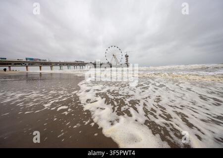 Der Scheveningen-Pier in Den Haag, Niederlande, bietet Restaurants, Geschäfte, ein Riesenrad und eine Aussichtsplattform mit Blick auf die Nordsee. Stockfoto
