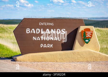 Innenraum, SD, USA – 19. Mai 2026: Offizielles Eingangsschild des Badlands-Nationalparks begrüßt Besucher in South Dakota Stockfoto