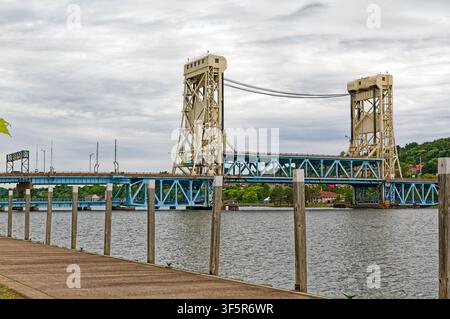 Portage Lake Lift Bridge, Waterside Trail, Festmacherleinen für Boote, Wasser, bewölkter Himmel, Oberhalb der Halbinsel, Michigan, Houghton, MI Stockfoto