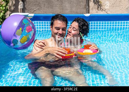Junges Paar genießt den Sommerurlaub im Schwimmbad Stockfoto