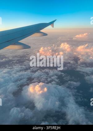 Schöner Blick über die Wolken aus einem Flugzeugfenster Stockfoto