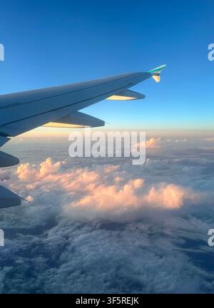 Schöner Blick über die Wolken aus einem Flugzeugfenster Stockfoto