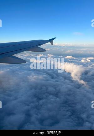 Schöner Blick über die Wolken aus einem Flugzeugfenster Stockfoto