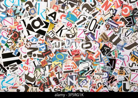 Haufen vieler farbenfroher Buchstaben aus Zeitungen und Zeitschriften Stockfoto