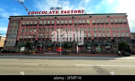 SAPPORO, JAPAN - 16. JULI 2026: Die Außenfassade der Schokoladenfabrik im Shiroi Koibito Park, einem beliebten Touristenziel in Sapporo. Stockfoto