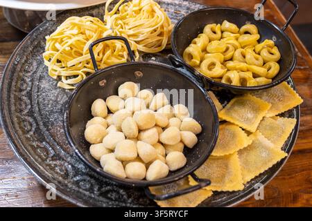 Frische, handwerkliche Pasta, ungekocht auf Teller, beim Eingang in das traditionelle Osteria Trattoria Restaurant in Rom, Italien, italienische, hochwertige Speisen Stockfoto